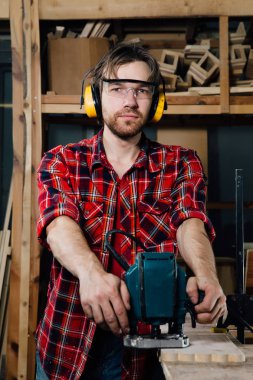 El ile el freze tezgahı doğrama atölyesinde çalışan bir marangoz. marangoz.