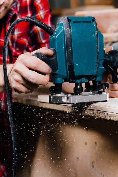 Tukang kayu yang bekerja dengan mesin penggilingan manual di bengkel kayu. joiner . — Stok Foto