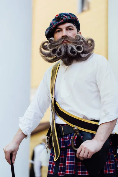 Stilig porträtt av en modig Scot med en fantastisk skägg och mustasch lockar i ungersk stil. — Stockfoto