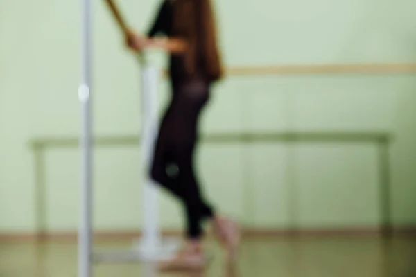 Bela bailarina elegante com um corpo perfeito fazendo exercício de alongamento . — Fotografia de Stock