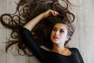 Güzel genç model bale dansçısı yalancı Inon kat. Üstten Görünüm.