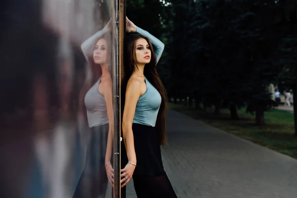 Elegante bailarina de ballet mujer bailando ballet en la ciudad — Foto de Stock