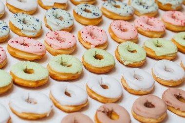 Beyaz bir arka plan üzerinde düz yatıyordu donuts şekli.