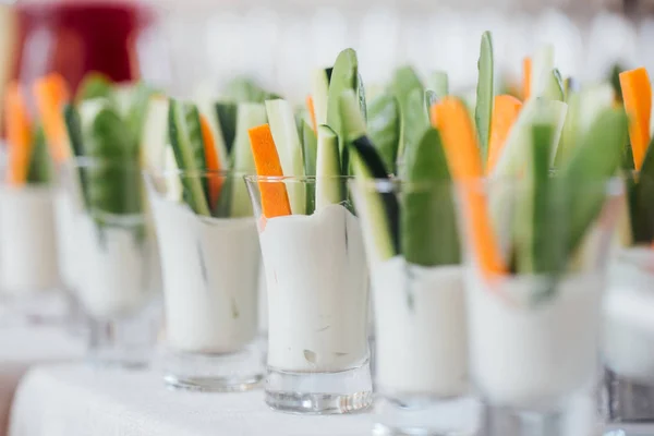 Individuel végétarien Cocktail shots avec sauce salée au yaourt — Photo