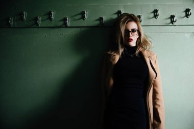 Trendy Hipster Kız bardaklarda vintage soyunma odası arka plan üzerinde.