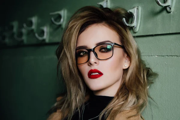 Modny Hipster dziewczyna w okularach na tło vintage garderoba. — Zdjęcie stockowe
