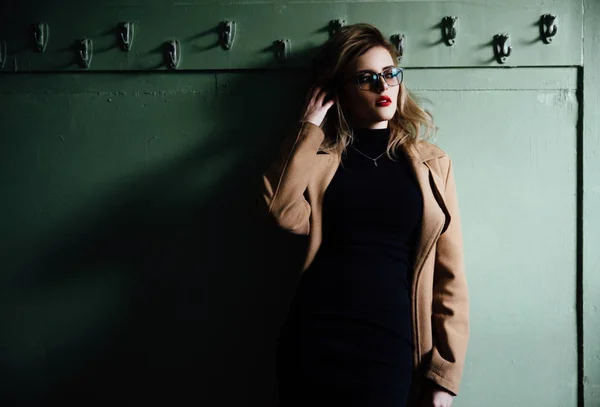 Chica Hipster de moda en gafas en el fondo del vestidor vintage . — Foto de Stock