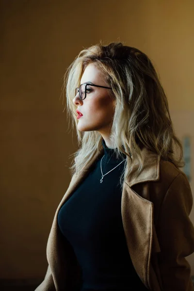 Portrait of a girl in glasses. — Stock Photo, Image