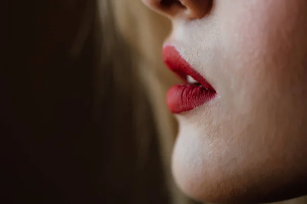 Close-up macro portret van vrouwelijke rode lippen, deel van gezicht. vrouw lippen met dag schoonheid make-up. — Stockfoto