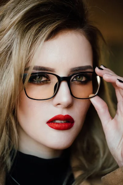 Retrato de uma menina em óculos . — Fotografia de Stock