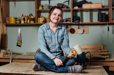 Portre çalışkan orta yaşlı yetişkin profesyonel kadın marangoz işçi atölye ya da garaj.