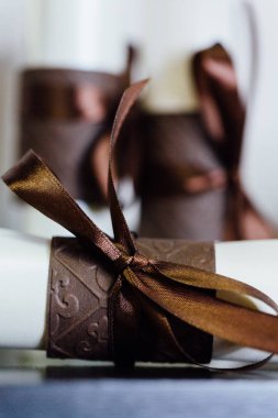 hediye sertifikası, üç kağıt kaydırma kahverengi şerit ile yakın çekim.