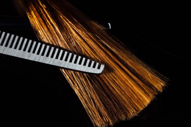 Sağlıklı güzel saçlar arka plan üzerinde profesyonel makas stilist Kuaför. Bir test örneği.