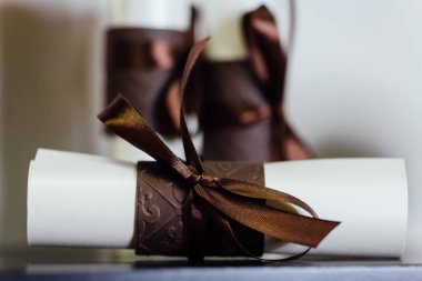 hediye sertifikası, üç kağıt kaydırma kahverengi şerit ile yakın çekim.