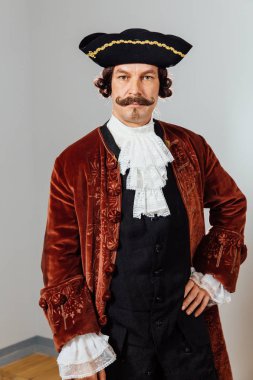 baron vintage giyim bıyıklı Eksantrik adam. Şapka tricorn, kahverengi ceket.