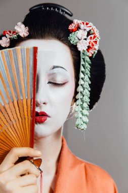 Geyşa makyaj ve geleneksel Japon kimono kadında. Stüdyo, kapalı.