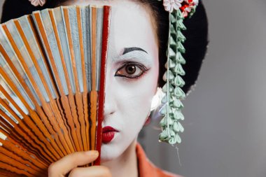 Geyşa makyaj ve geleneksel Japon kimono kadında. Stüdyo, kapalı.