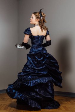 Vintage mavi kız elbise eller maske ile. Yardımcı kadın oyuncu. Aktörler oyunu.