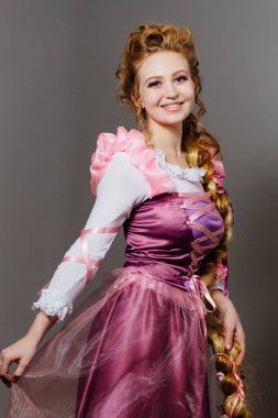 kıvırcık saç modeli ile güzel genç kız. Vintage elbise muhteşem Prenses