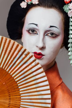 Geyşa makyaj ve geleneksel Japon kimono kadında. Stüdyo, kapalı.