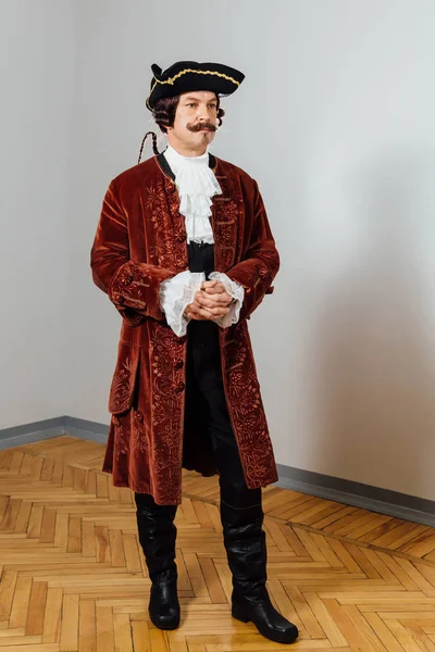Mustachioed εκκεντρική άνθρωπος στην vintage ρούχα του Βαρόνου. Καπέλο tricorn, καφετί σακάκι. — Φωτογραφία Αρχείου