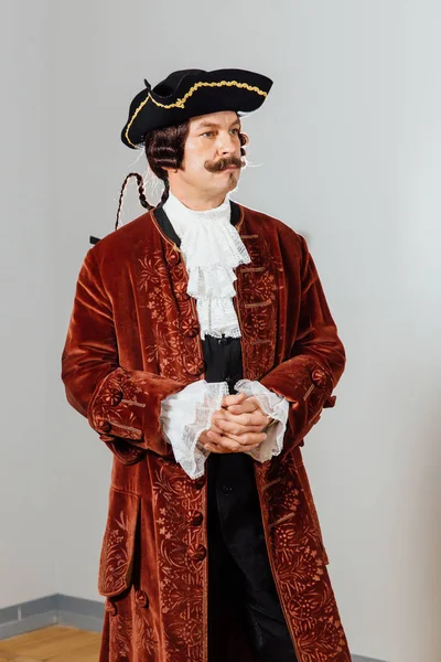 Mustachioed εκκεντρική άνθρωπος στην vintage ρούχα του Βαρόνου. Καπέλο tricorn, καφετί σακάκι. — Φωτογραφία Αρχείου