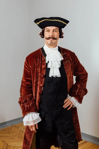 baron vintage giyim bıyıklı Eksantrik adam. Şapka tricorn, kahverengi ceket.