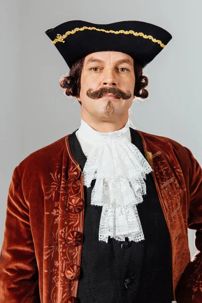 baron vintage giyim bıyıklı Eksantrik adam. Şapka tricorn, kahverengi ceket.