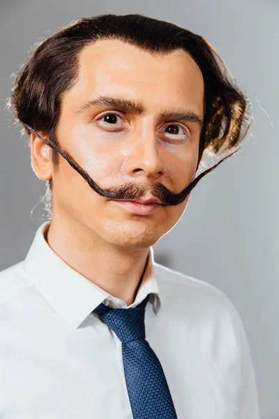 Uomo eccentrico con lunghi baffi in camicia e cravatta. Un impiegato pazzo, un uomo d'affari — Foto Stock