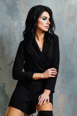 Güzel esmer bir arka plan duvar metinlerinin bir iç Studio poz.