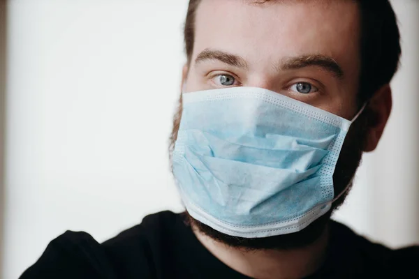 Koronavirüs enfeksiyonunu önlemek için tıbbi maske takan bir adamın portresi.. Stok Resim