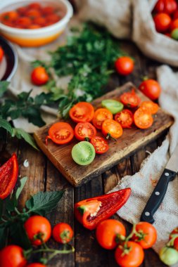 Turp ile karışık salata. Caprese salatası. Kiraz domates mozzarella
