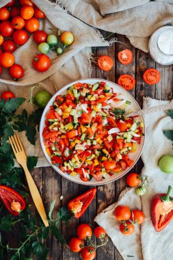 Turp ile karışık salata. Caprese salatası. Kiraz domates mozzarella