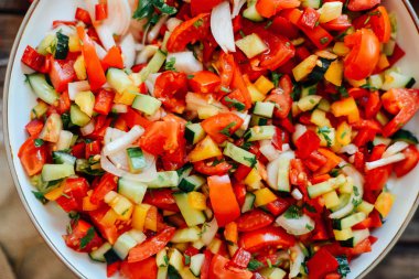 Turp ile karışık salata. Caprese salatası. Kiraz domates mozzarella