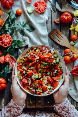 Turp ile karışık salata. Caprese salatası. Kiraz domates mozzarella