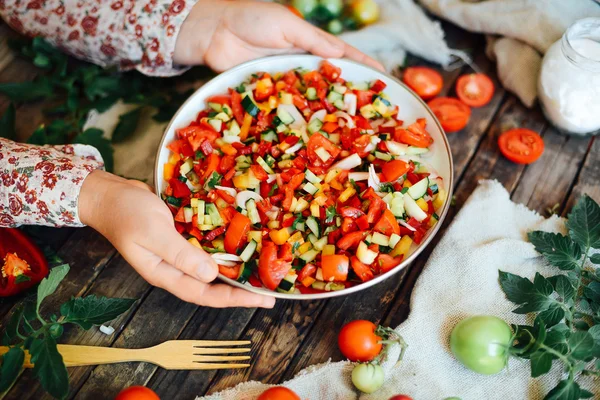 Salada mista com rabanete. Salada Caprese. Mozzarella de tomate cereja — Fotografia de Stock