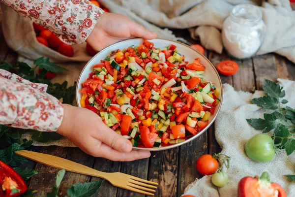 Salada mista com rabanete. Salada Caprese. Mozzarella de tomate cereja — Fotografia de Stock