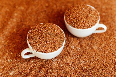 rustik ahşap bir masa üzerinde karabuğday tohumları. Ahşap kase keten tohumu