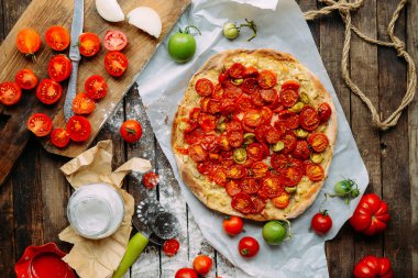 Pizza domates, soğancık ve taze otlar. Kiraz domates ahşap