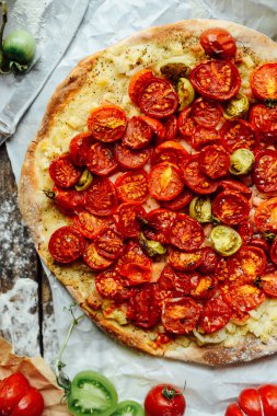 Pizza domates, soğancık ve taze otlar. Kiraz domates ahşap