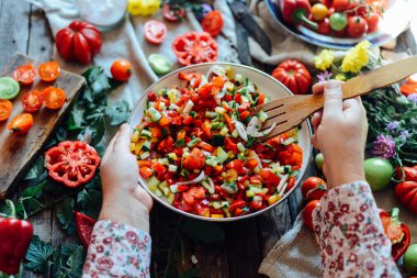 Turp ile karışık salata. Caprese salatası. Kiraz domates mozzarella