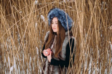 Kışın kar kucaklayan genç çekici kız. Kış portr