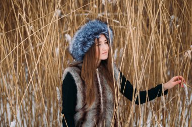 Kışın kar kucaklayan genç çekici kız. Kış portr