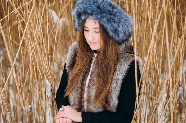 冬の雪を受け入れる若い魅力的な女の子。冬 portr — ストック写真