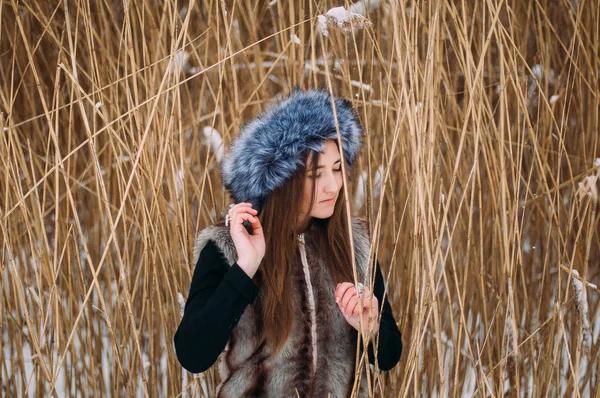 Jovem menina atraente abraçando a neve no inverno. Portão de Inverno — Fotografia de Stock