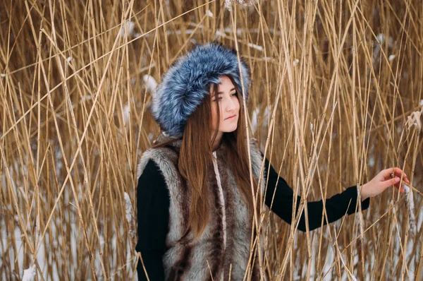 Młoda atrakcyjna dziewczyna ogarnięcie na śniegu w zimie. Portr zima — Zdjęcie stockowe