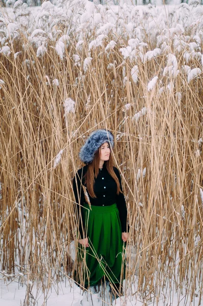 Jovem menina atraente abraçando a neve no inverno. Portão de Inverno — Fotografia de Stock