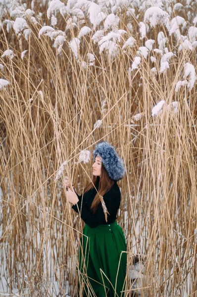 Kışın kar kucaklayan genç çekici kız. Kış portr