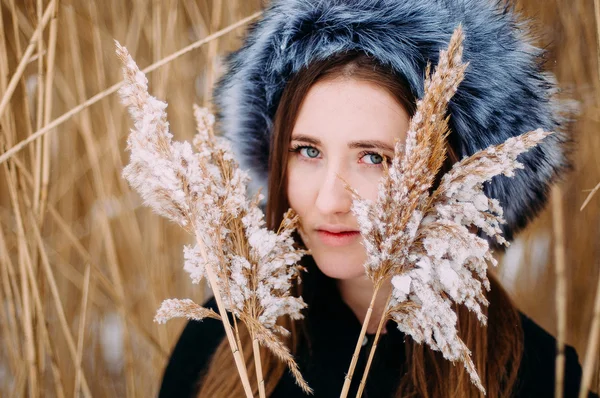 Mladá atraktivní dívka objímá sníh v zimě. Zimní vykreslit boj — Stock fotografie