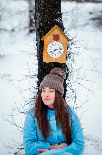 Jeune fille attrayante embrassant la neige en hiver. Portr d'hiver — Photo